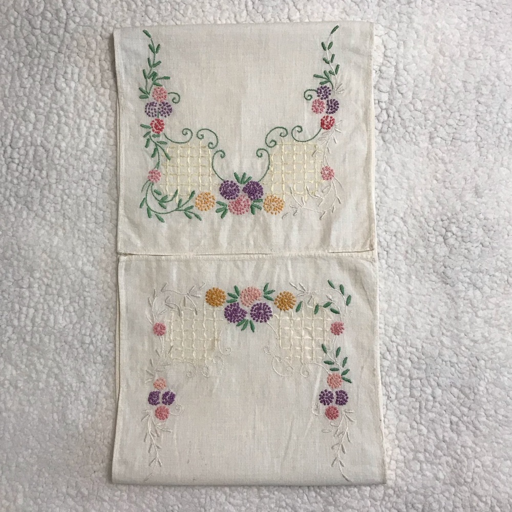 Vintage Hand-Embroidered Linen - Picture 3 of 7